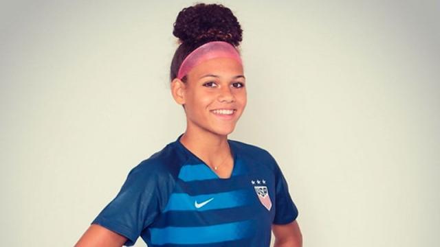 九游娱乐官方-篮板王罗德曼的女儿踢足球 18岁成NWSL最年轻新秀