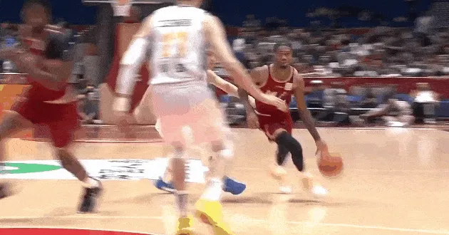 九游娱乐官方-势大力沉！琼斯下顺起飞接球，在周琦头上完成双手空接暴扣