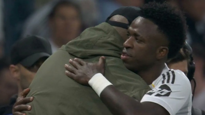 九游娱乐下载-曾就歧视事件公开声援！维尼修斯中场时主动找孔帕尼拥抱致意